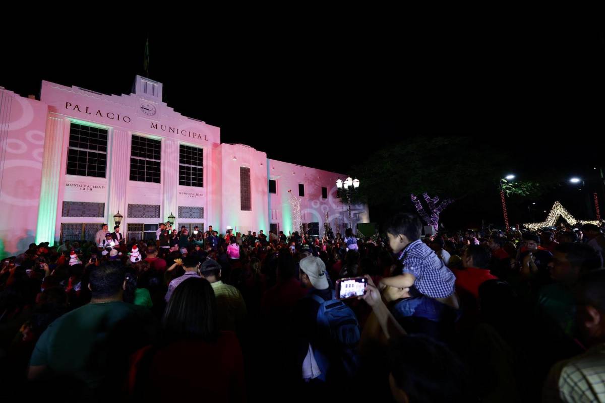 Así disfrutan los sampedranos el inicio de la Navidad en el parque central