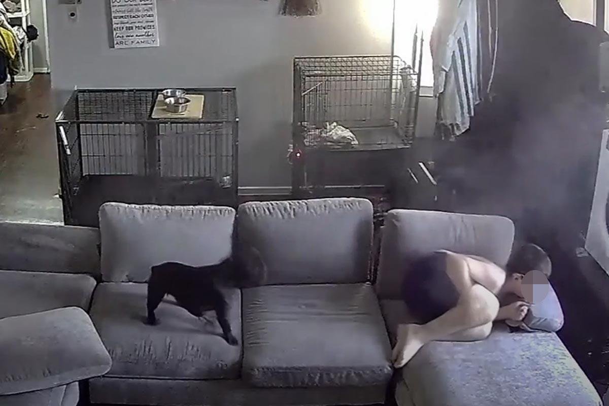 Imagen del video cuando el niño presencia el tiroteo frente a su casa.