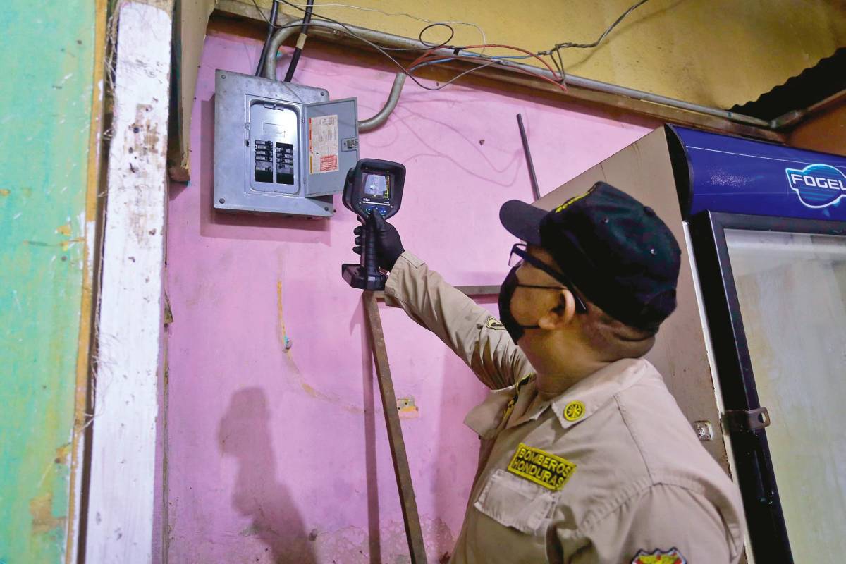 Bomberos verifican instalaciones eléctricas en mercados de SPS