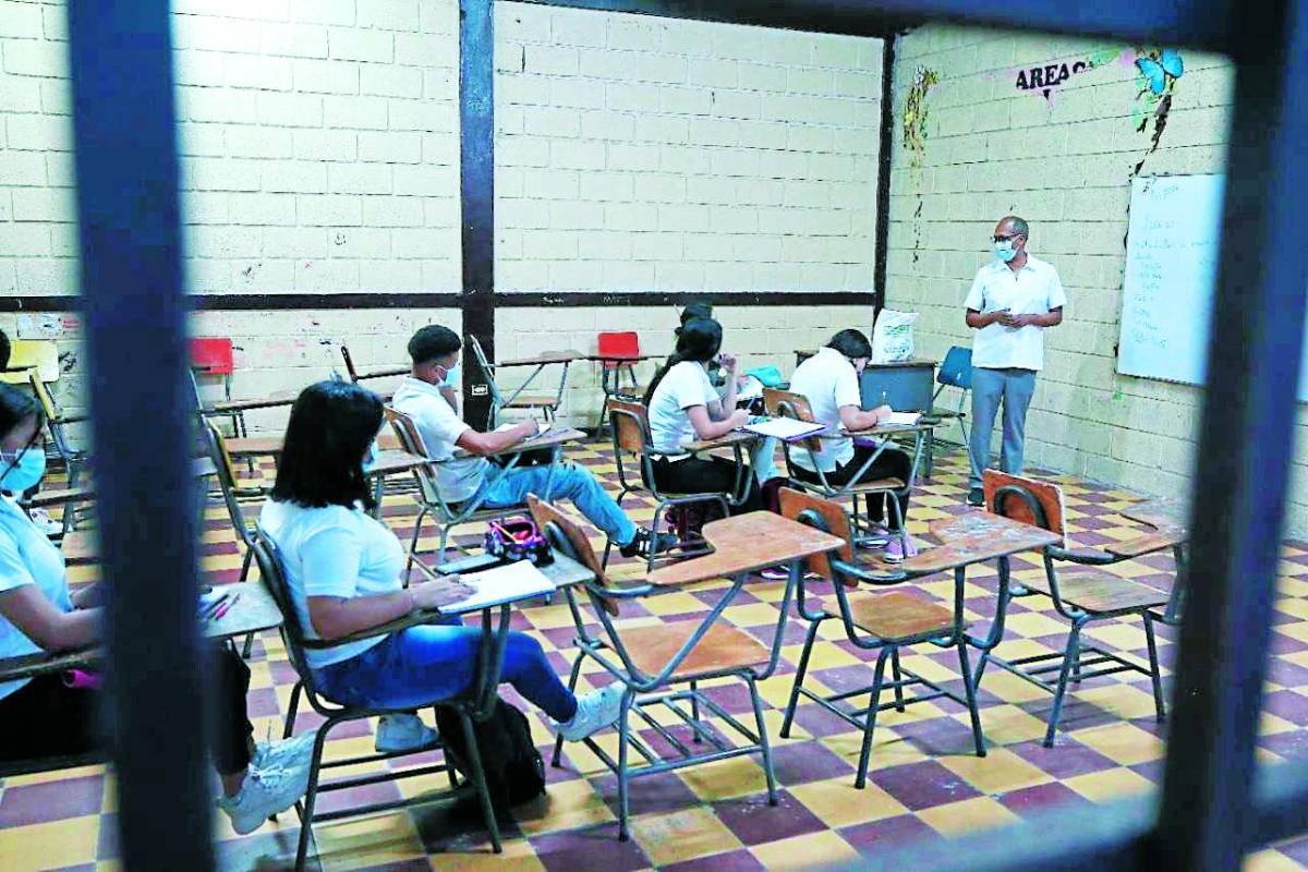 Fortalecerán clases nocturnas para atraer a más estudiantes
