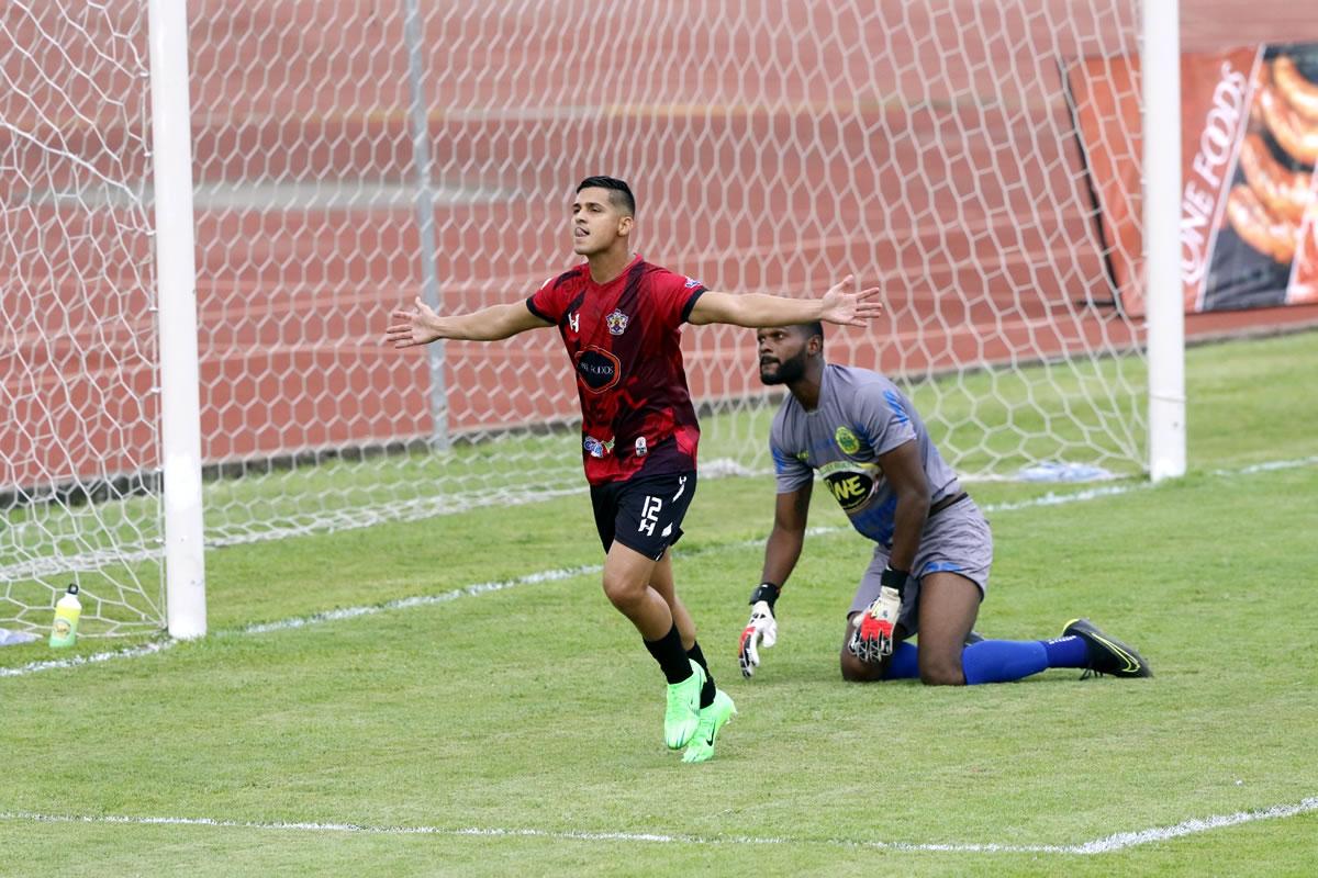 Gerson Rodas celebrando después de vencer al portero colombiano Yarleison Mosquera.