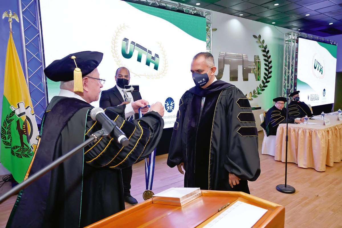 UTH gradúa a 170 nuevos profesionales