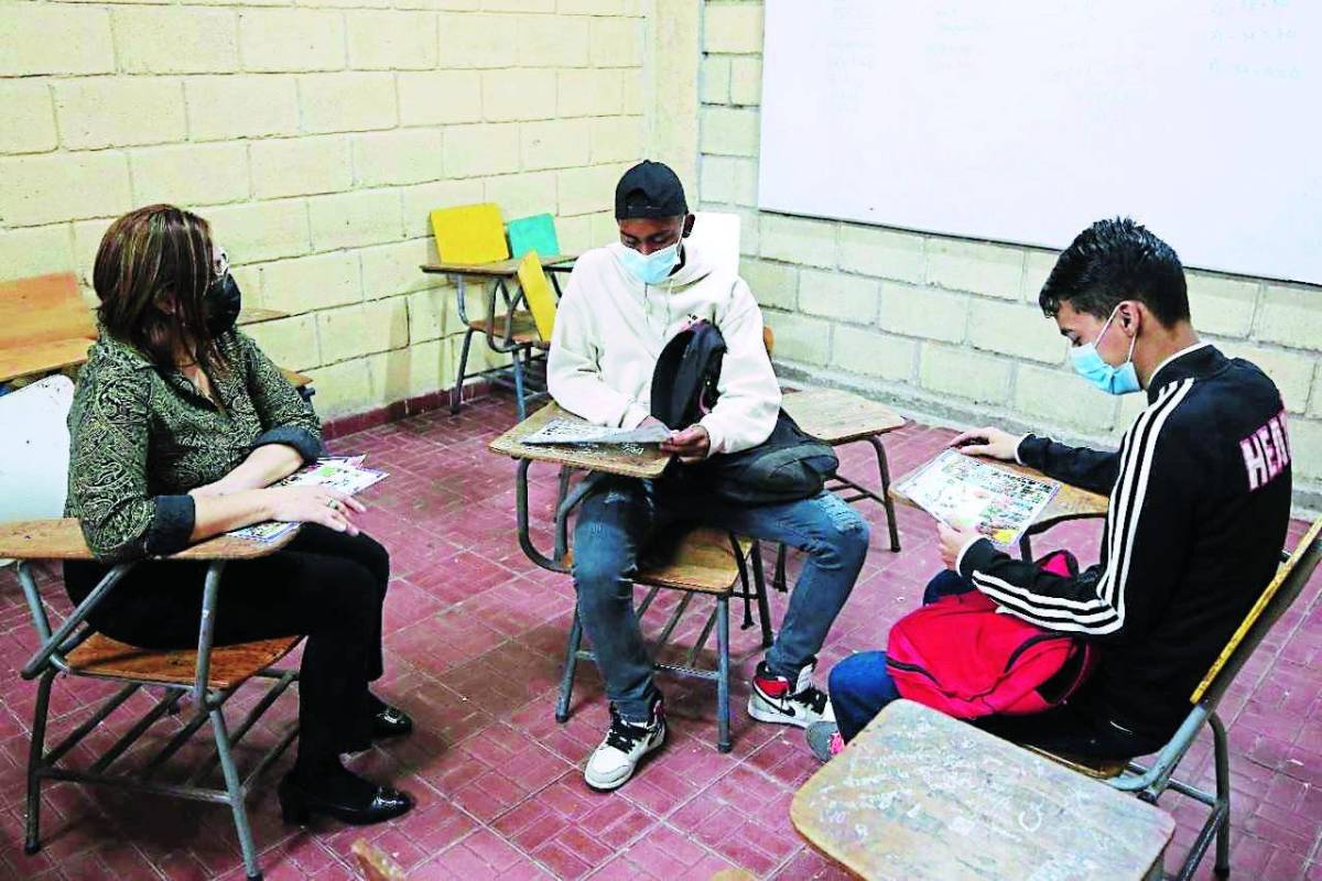 Los jóvenes y adultos que no pudieron completar sus estudios a tiempo buscan la jornada nocturna para seguir preparándose