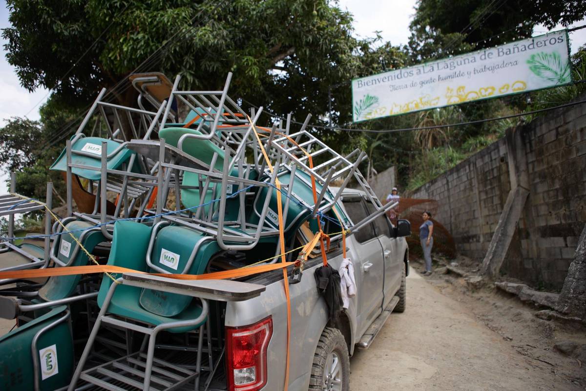 Para llevar los pupitres se usaron camiones y pick-up de la localidad. Hubo retraso en la entrega debido a la gran inclinación de las calles, pero finalmente se realizó la tarea.