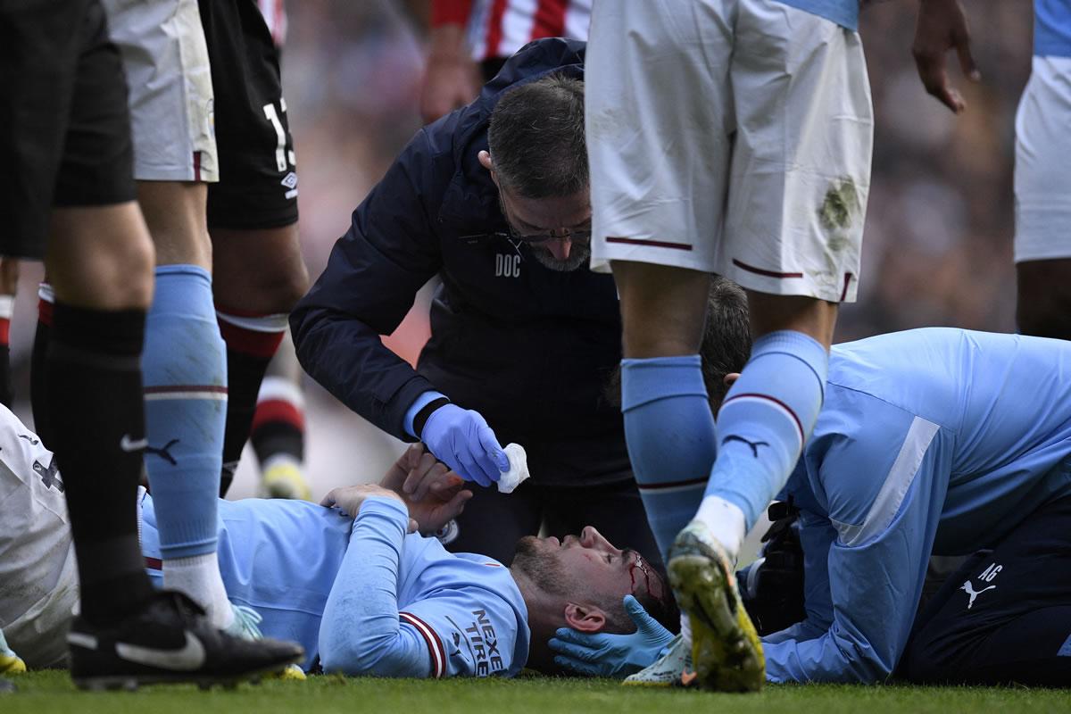 El español Aymeric Laporte, convocado para el Mundial, dio el susto tras un golpe en la cabeza.