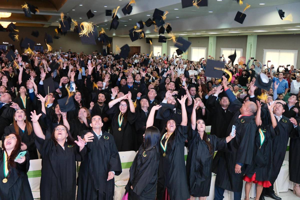 La UTH gradúa a 210 nuevos profesionales