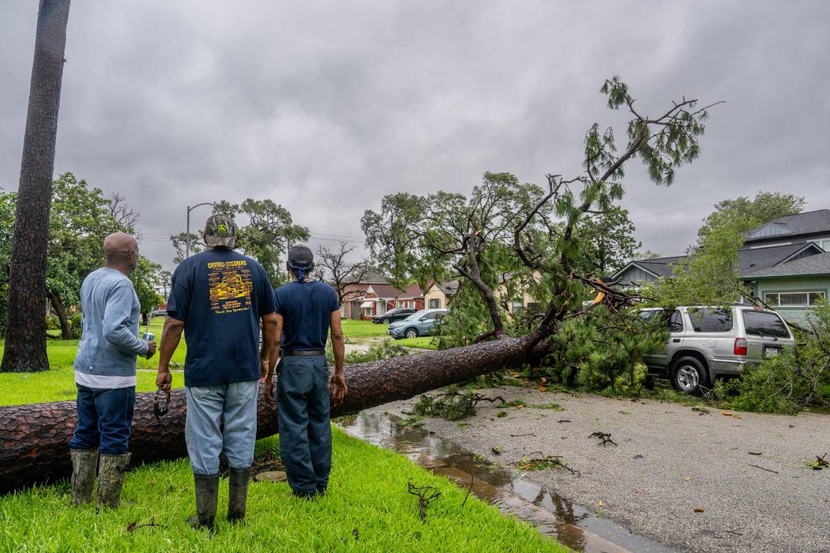 Suben a ocho los muertos por Beryl en EEUU y continúa el apagón en Texas