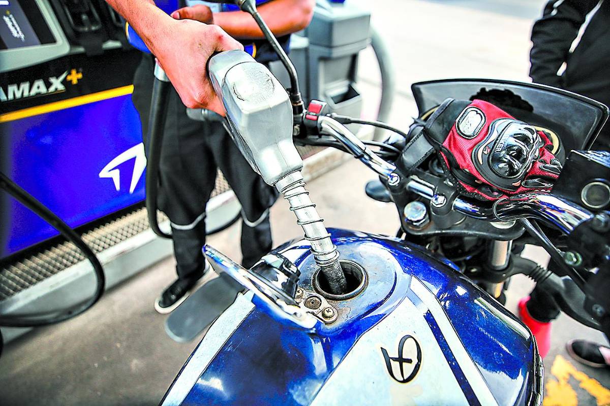 A L97.10 baja hoy el galón de gasolina superior