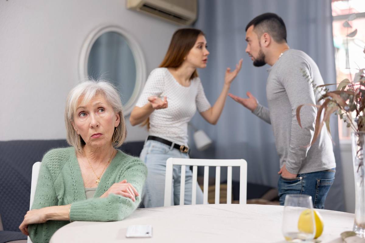 Su madre siembra dudas de que su esposa le es infiel
