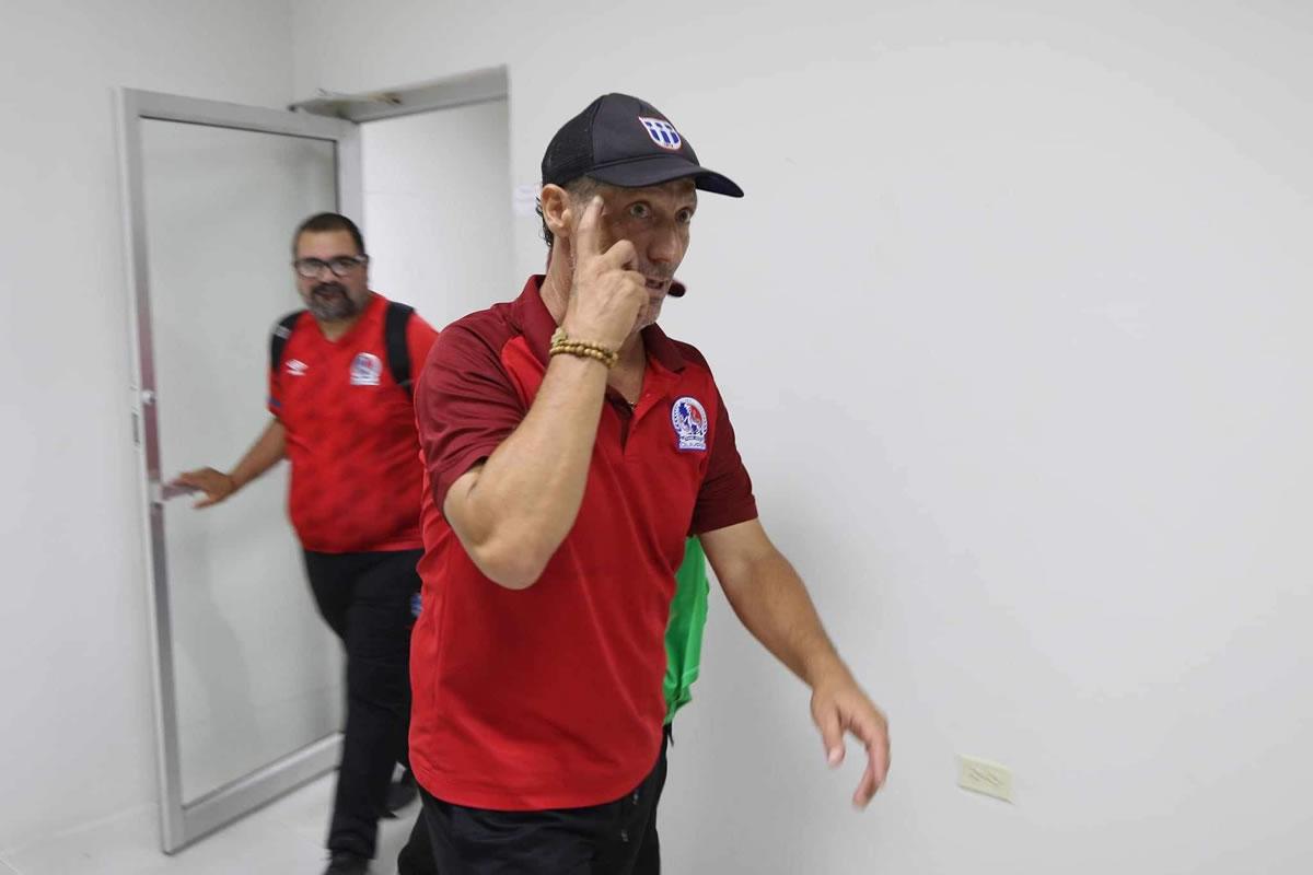 Pedro Troglio llegó muy caliente a la conferencia de prensa post partido.