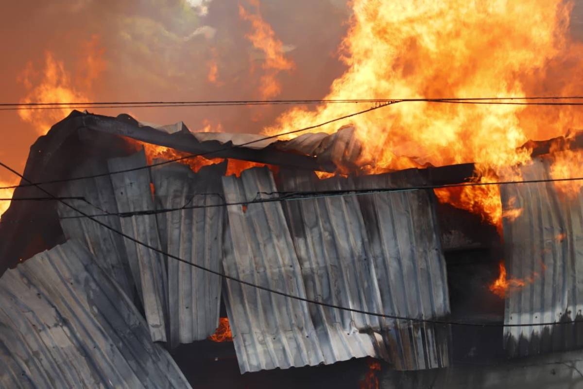 Impactantes imágenes del feroz incendio que arrasó con empresa en Choloma