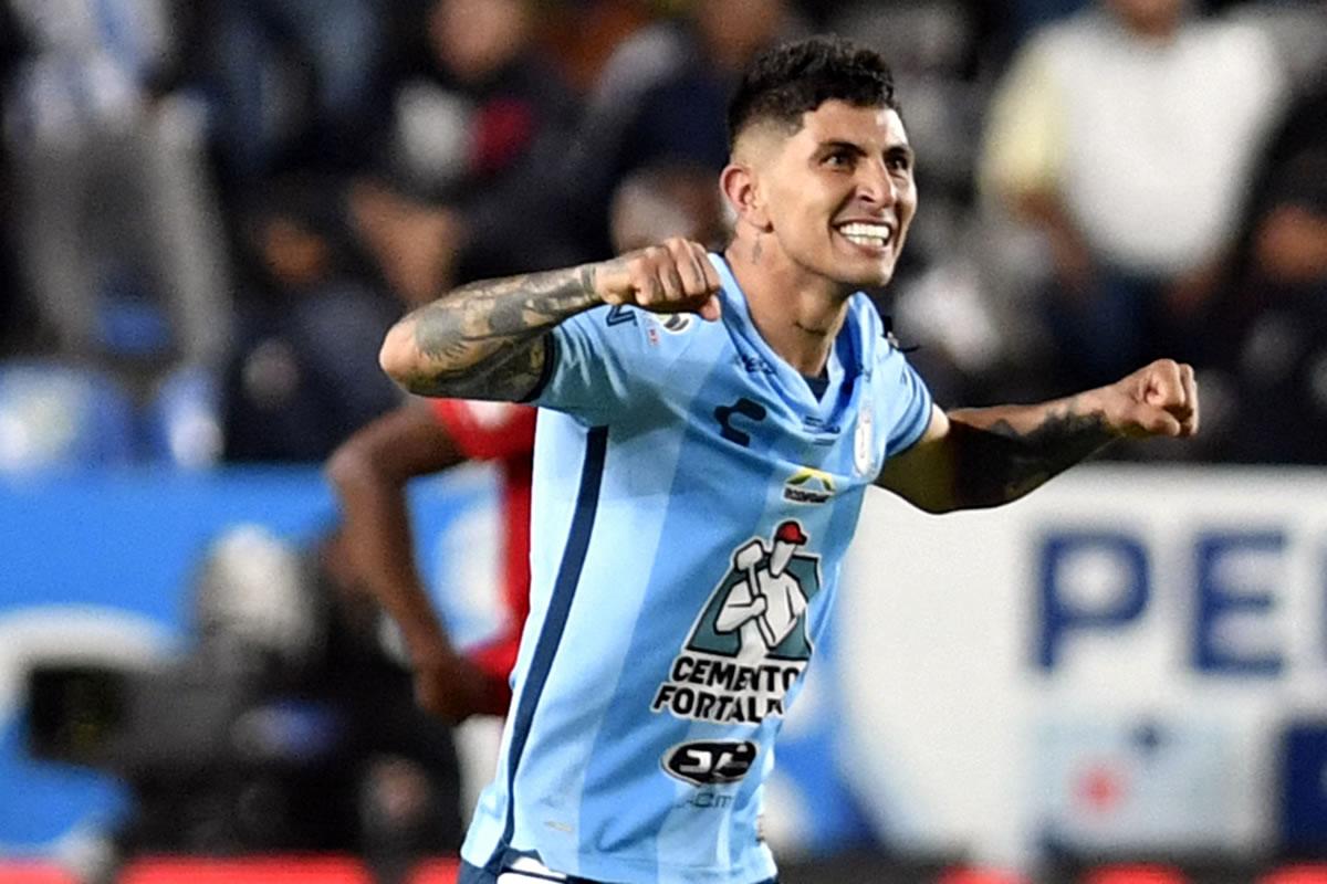 Víctor Guzmán festejando su gol que dio el empate 1-1 al Pachuca.