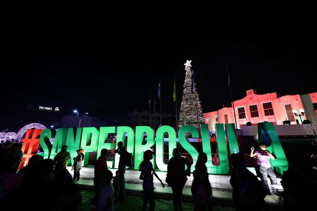 Así disfrutan los sampedranos el inicio de la Navidad en el parque central