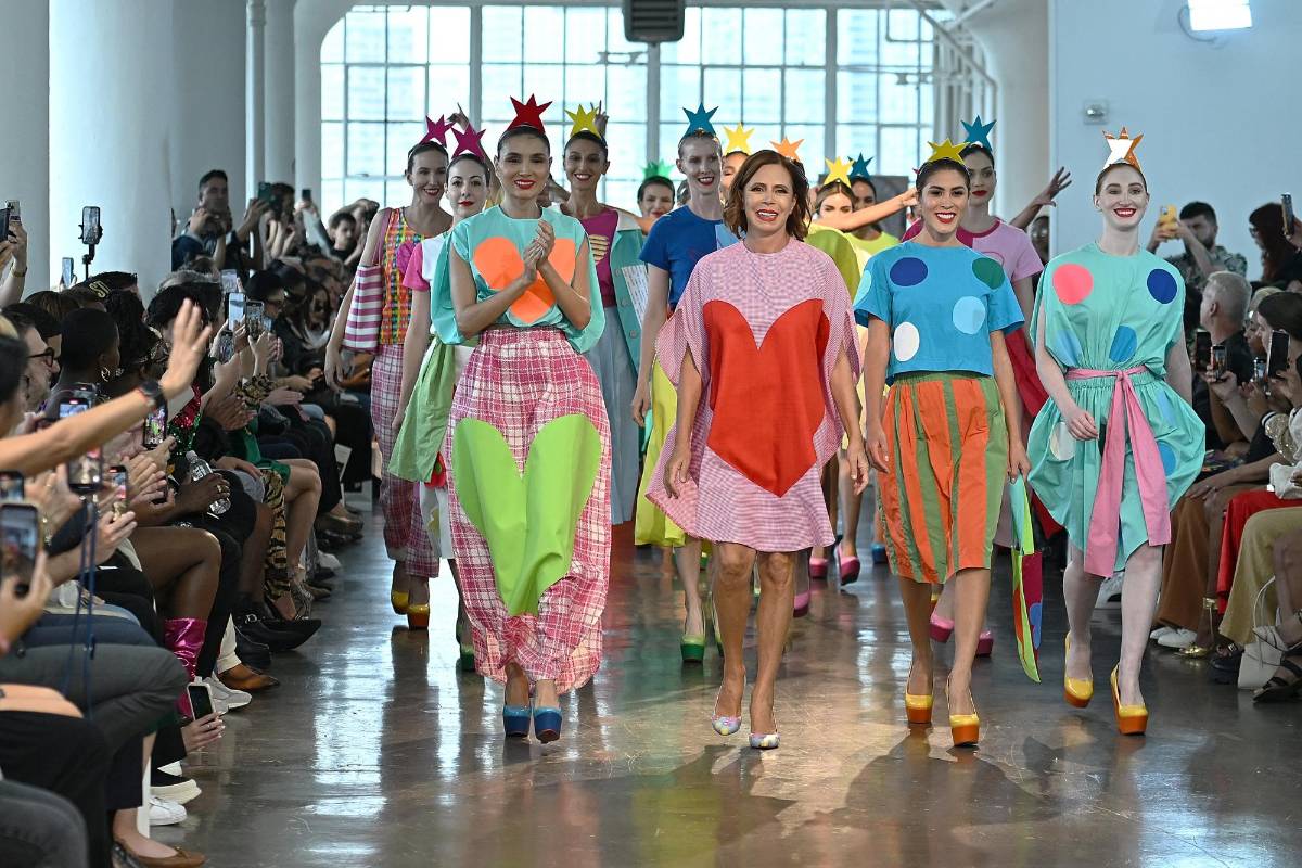 La diseñadora Agatha Ruiz De La Prada durante su caminata por la pasarela rodeada de sus modelos.