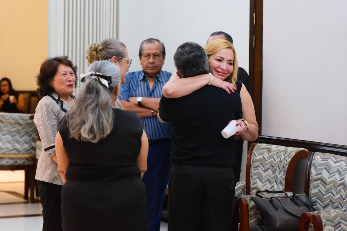 Jemima de Canelas, viuda de Moisés Canelo, es consolada por los allegados al artista que se presentaron esta noche en su funeral.