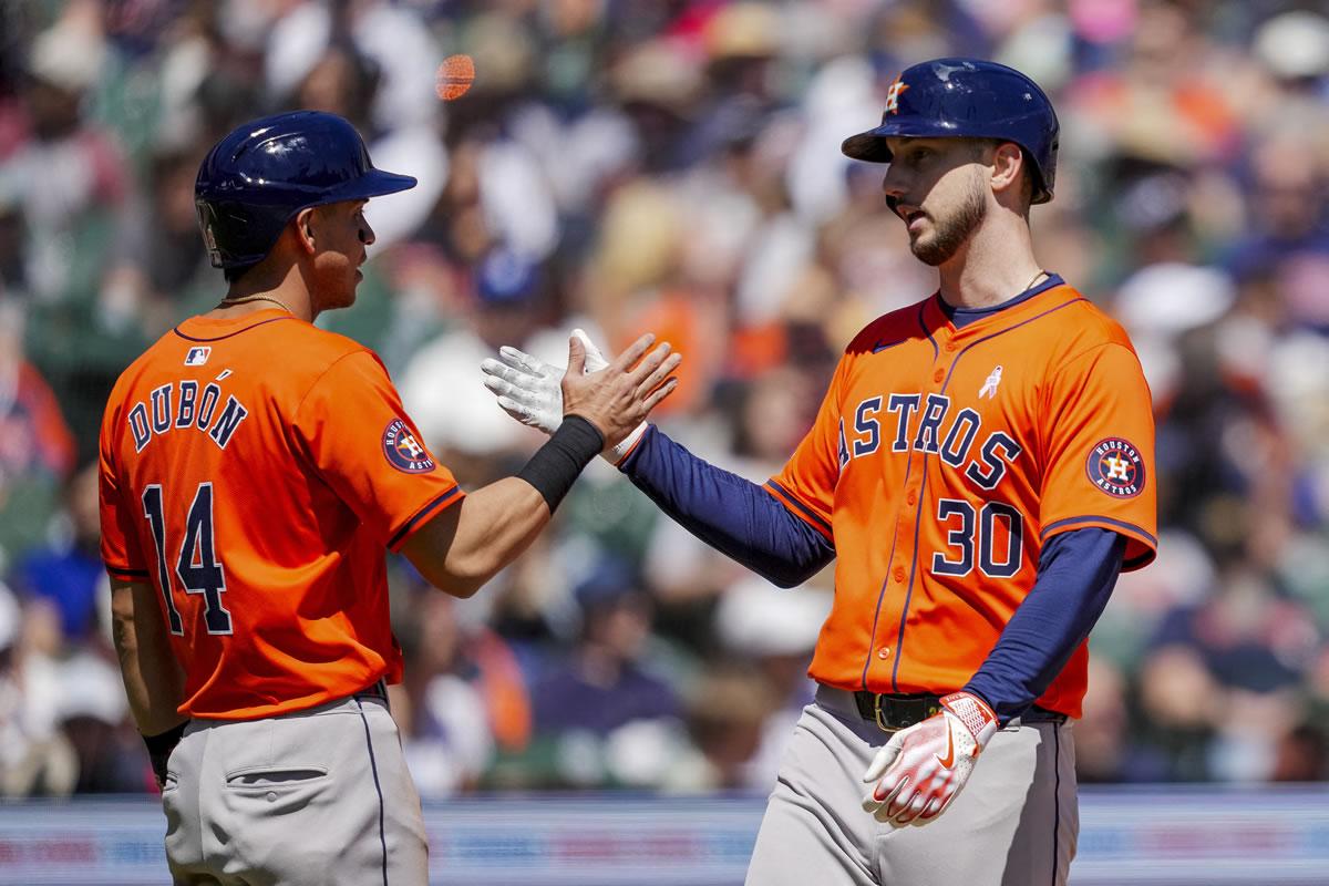 Mauricio Dubón y Kyle Tucker de los Astros de Houston celebran el jonrón de Tucker y la anotación de Dubón contra los Tigres de Detroit.
