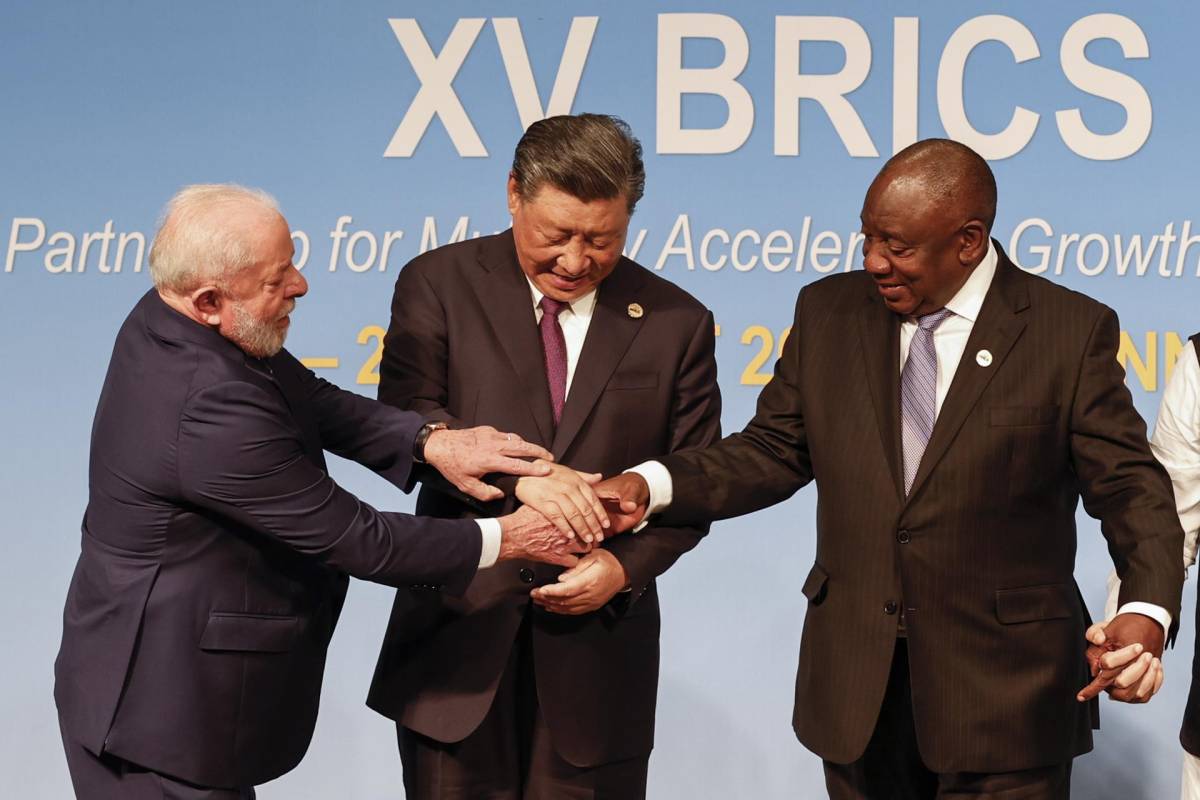 Los presidentes de Brasil, Luiz Inacio Lula da Silva; de China, Xi Jinping, y de Sudáfrica, Cyril Ramaphosa, durante la cumbre de los BRICS, celebrada en Johannesburgo.