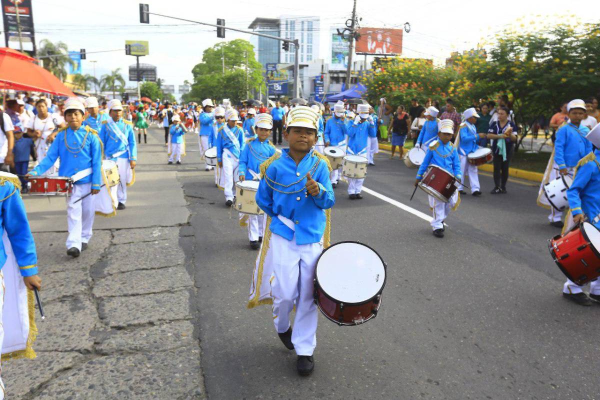 Civismo y amor por Honduras en desfile de escuelas en San Pedro Sula