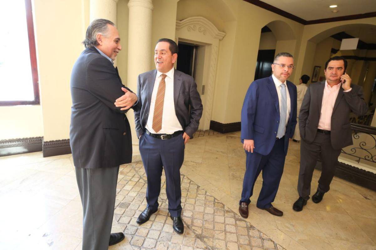 Moisés Ulloa (PSH), Antonio Rivera (PNH), David Chávez (PNH) y Mario Pérez (PNH) son algunos de los personajes presentes en la reunión convocada por Salvador Nasralla.
