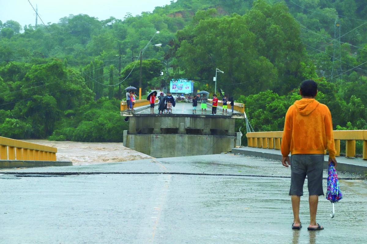 Infernal tráfico por caída del puente Saopín