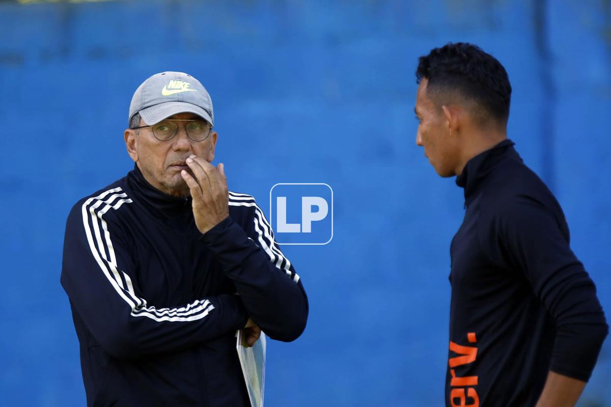 ‘El Doctor‘ Nazar estuvo charlando en la práctica con Allan Banegas.