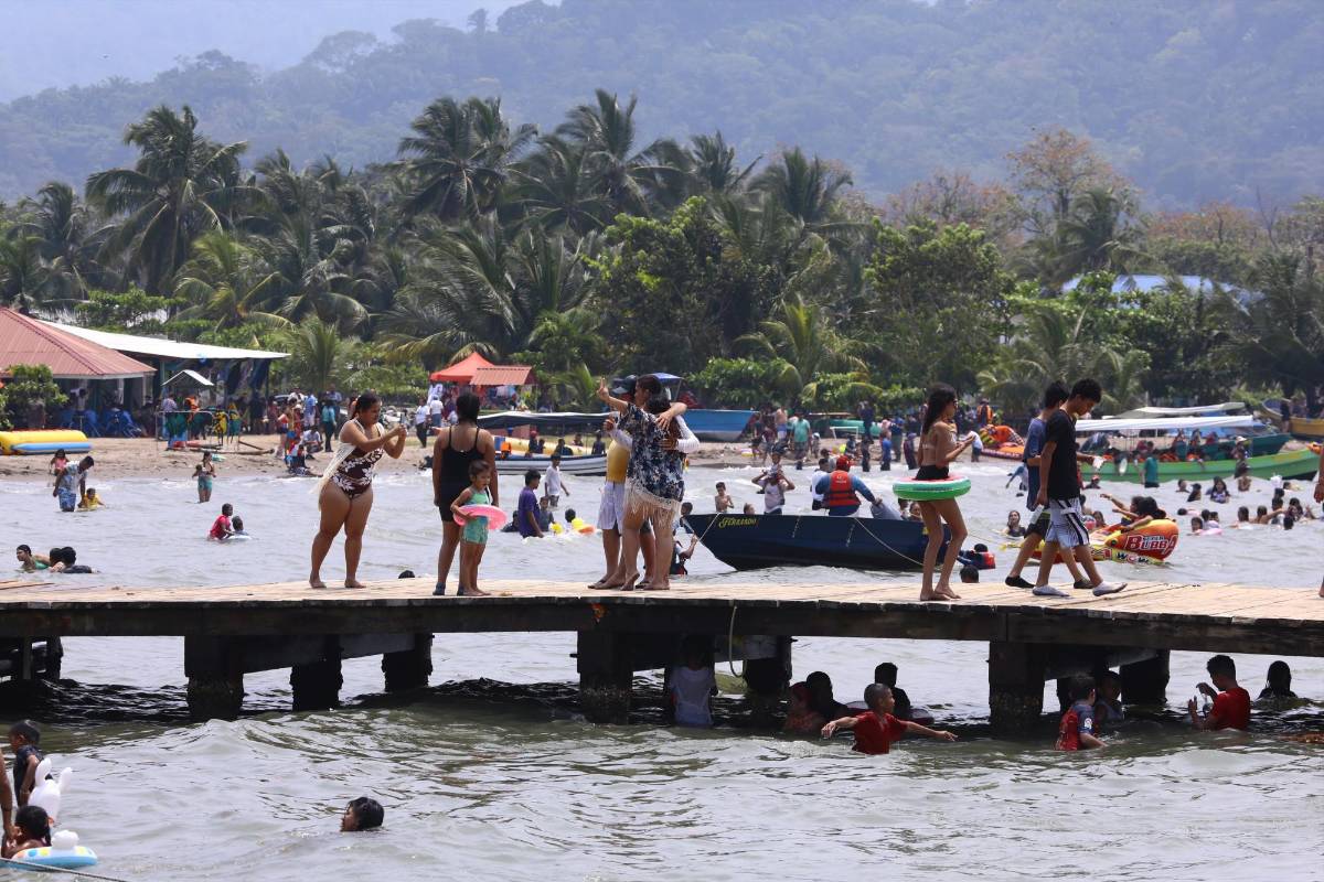 Puerto Cortés y Omoa reciben varios miles de veraneantes