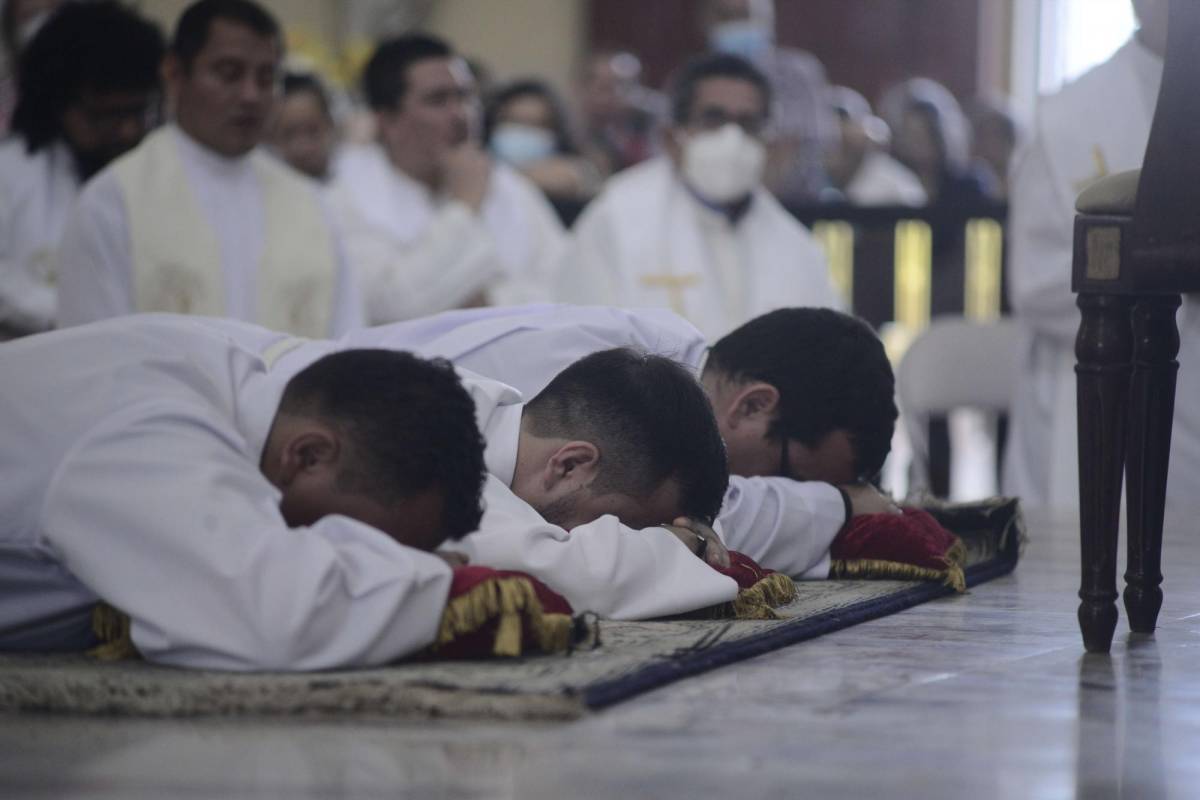 Consagran tres nuevos diáconos en la Catedral de San Pedro Sula