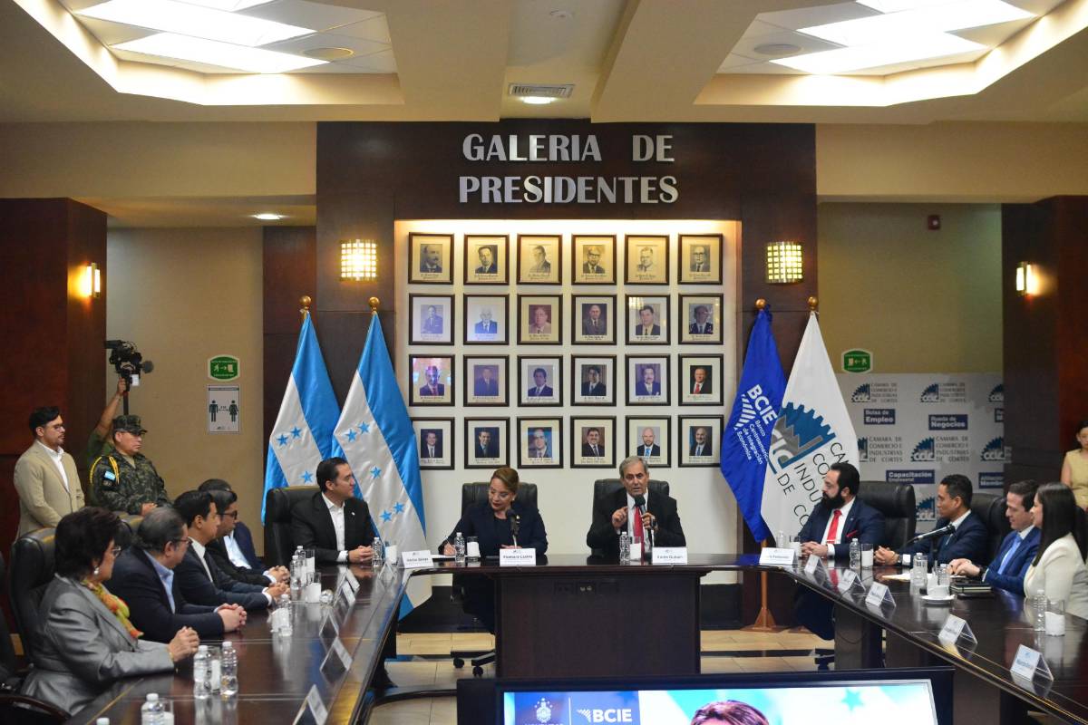 La presidenta Xiomara Castro fue testigo de honor de la firma entre la Secretaría de Finanzas y el BCIE.