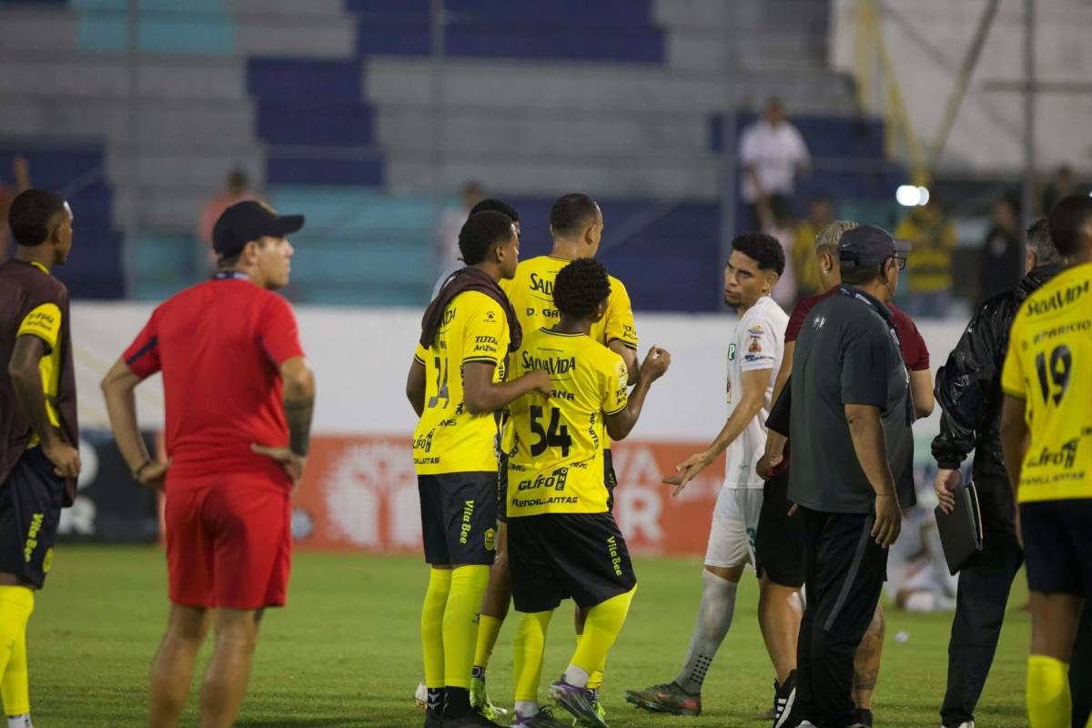 Festín en el Platense-Real España, show de Welcome y jugador salió en camilla