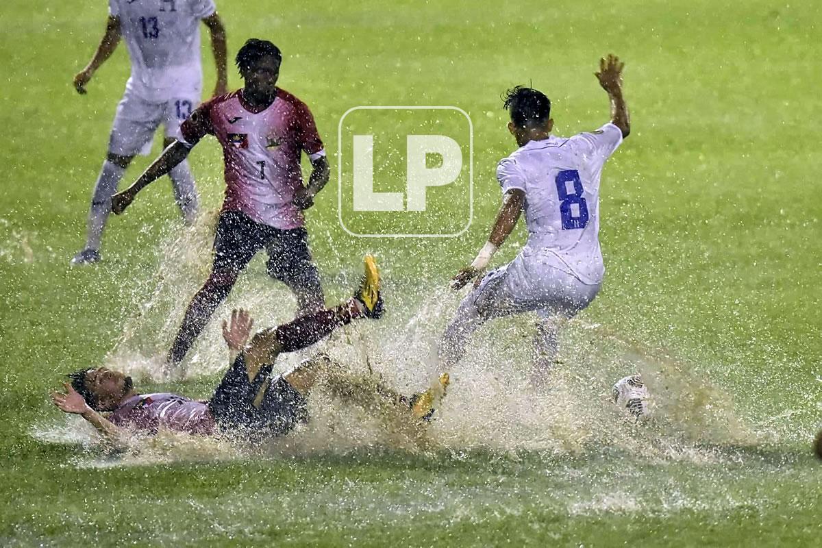 Las lluvias han afectado la cancha del estadio Morazán y así jugó Honduras el primer partido ante Antigua y Barbuda en el Premundial Sub-20.