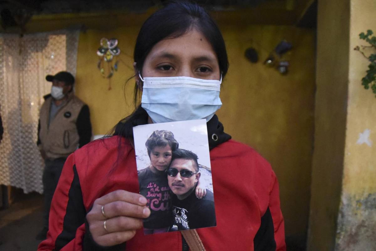 Familiares acuden desconsolados a identificar a migrantes fallecidos en México