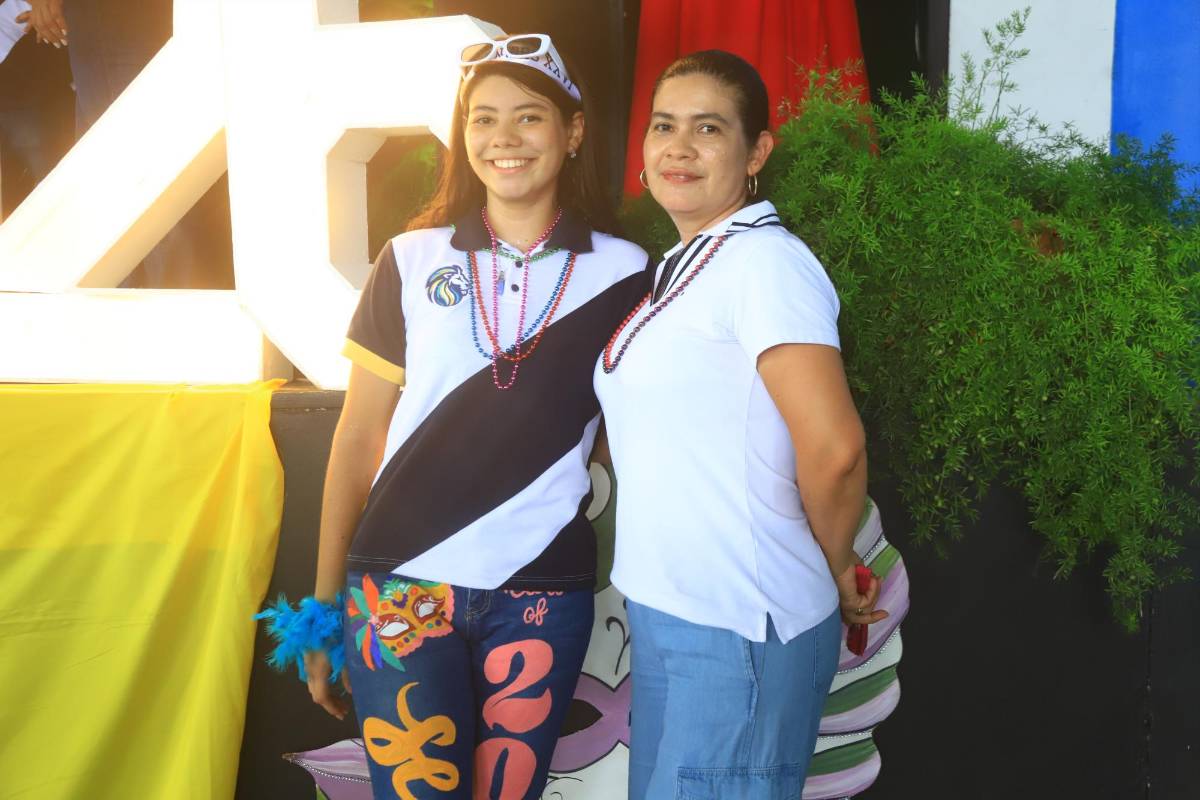 Seniors de la Western International festejan su entrada triunfal