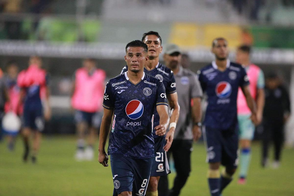 Los jugadores del Motagua sufrieron la derrota y se fueron tristes del campo.