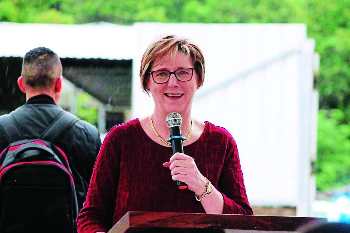 Embajadora de EUA exhorta a elegir pronto al fiscal general