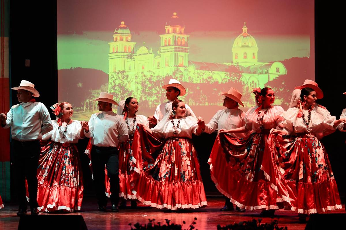 Artistas nacionales e internacionales brillan en espectacular festival folclórico