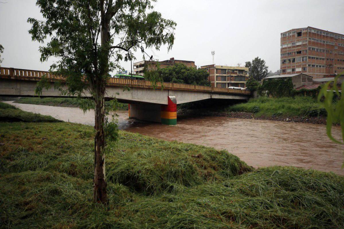 El río Choluteca que cruza la capital hondureña comenzó a subir de nivel.