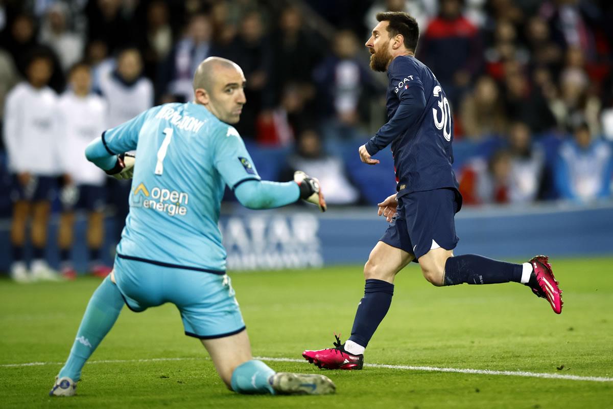 Messi corriendo a celebrar su gol frente al Angers.