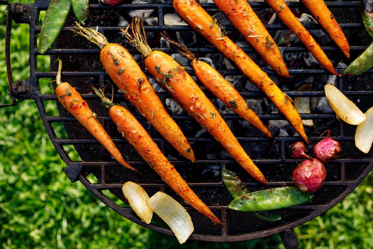 El calor de las brasas potencia el sabor y dulzor de las zanahorias.