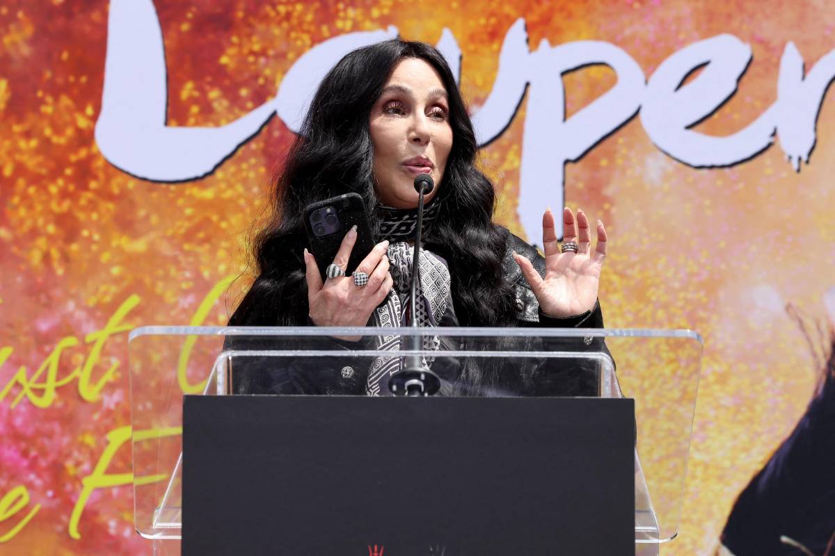 Cher habla en el escenario durante la ceremonia de mano y huella de Cyndi Lauper.