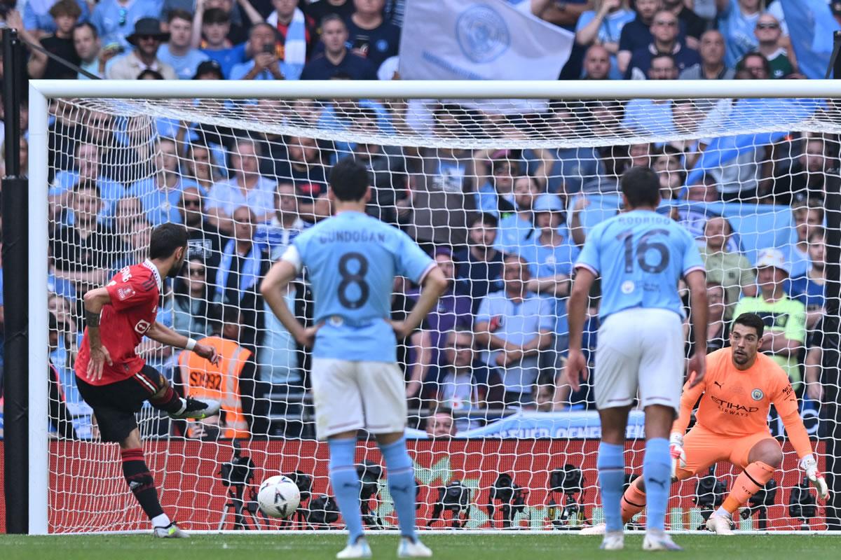 Bruno Fernandes lanzando el penal para el empate del Manchester United.