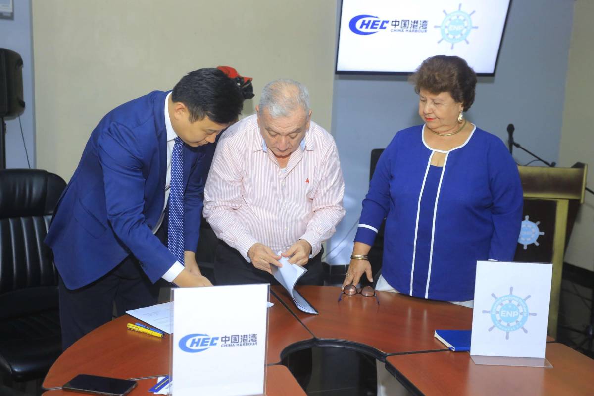 Firma de convenio por Jian Wie, representante de China, y Carlos Bueso, gerente de ENP, junto a la alcaldesa María Martell.