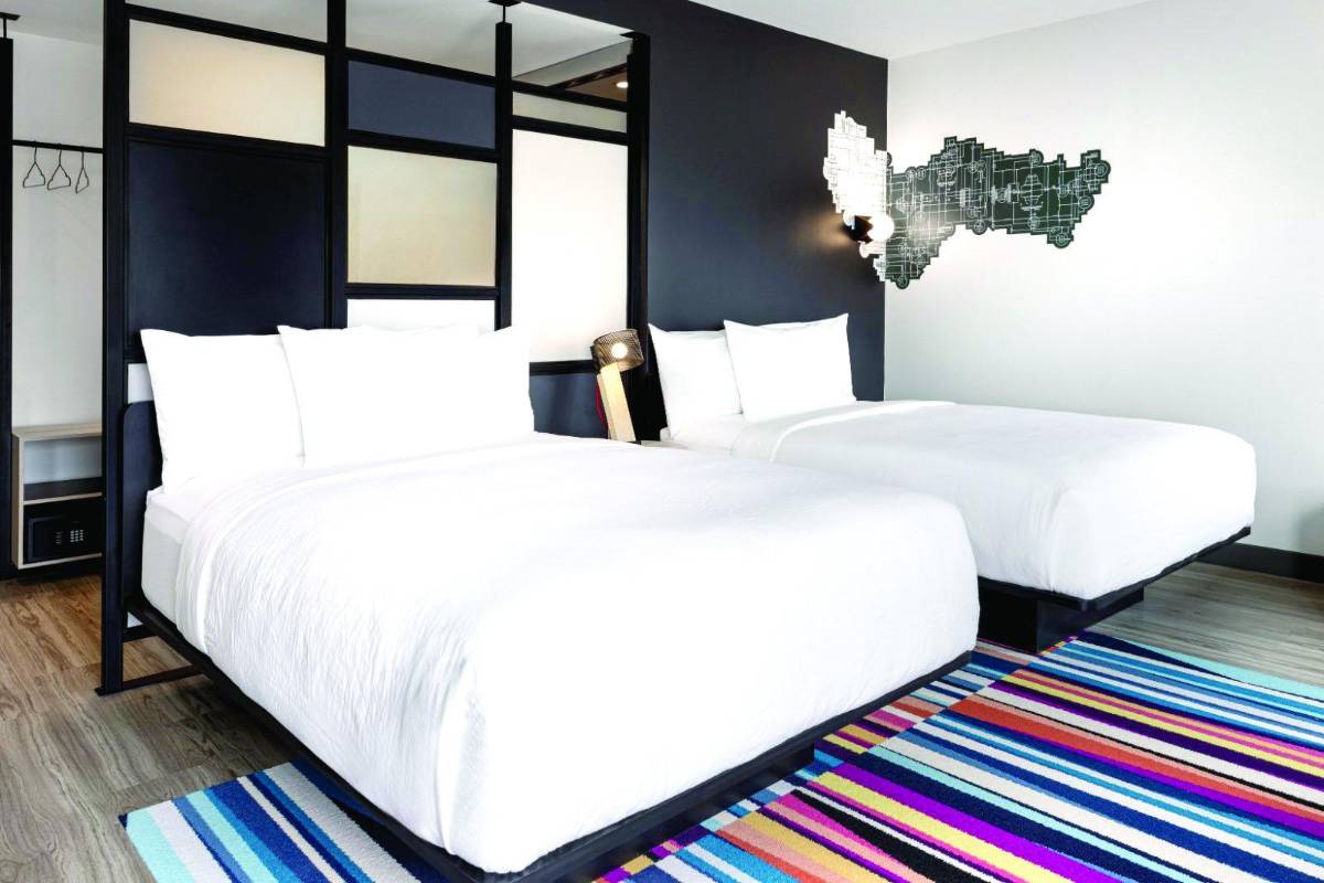 Aloft San Pedro Sula es una excelente opción para disfrutar con su pareja o familia en estos días de Semana Santa. Si lo que desea es pasar un momento ameno y en un ambiente tranquilo, entonces no deje pasar esta oportunidad. El hotel cuenta con una bonita zona de piscina y habitaciones muy cómodas para un descanso perfecto.