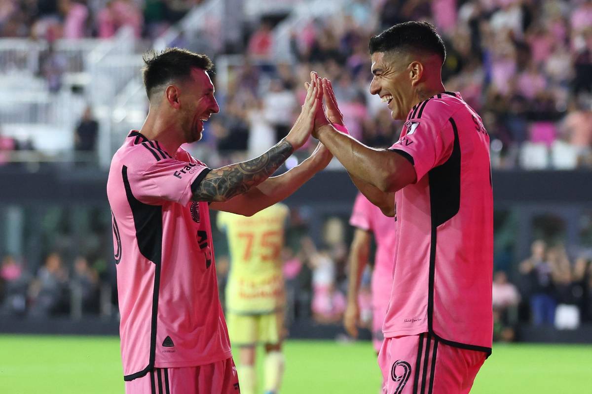 Suárez se destapó con un hat-trick con asistencias de Messi.