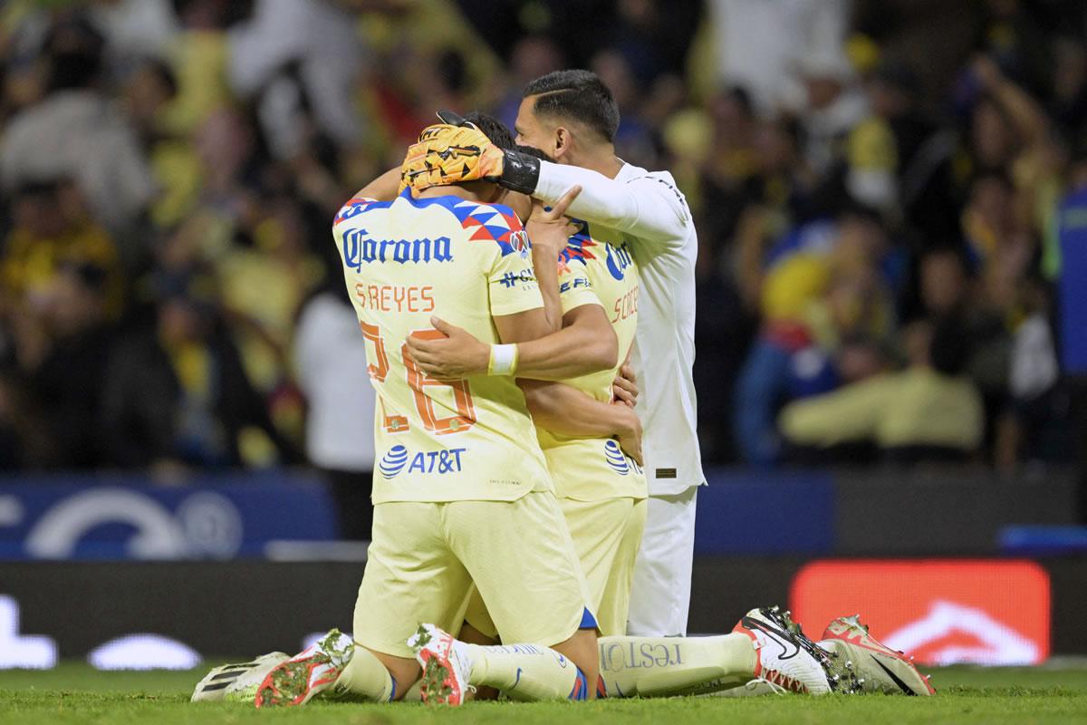 Jugadores del América celebrando la victoria en el estadio Azteca ante Tigres.