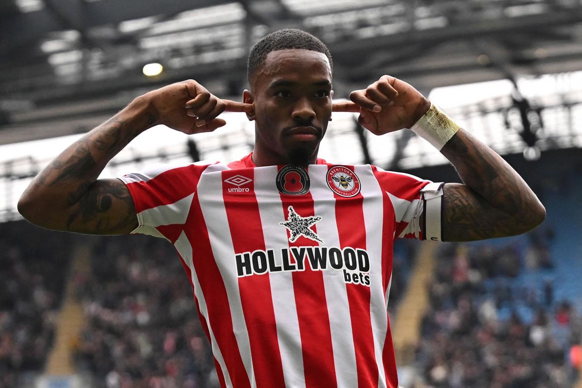 Ivan Toney celebrando su primer gol contra el Manchester City en el Etihad Stadium.