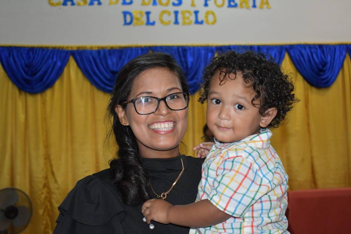 La doctora con uno de sus pequeños.