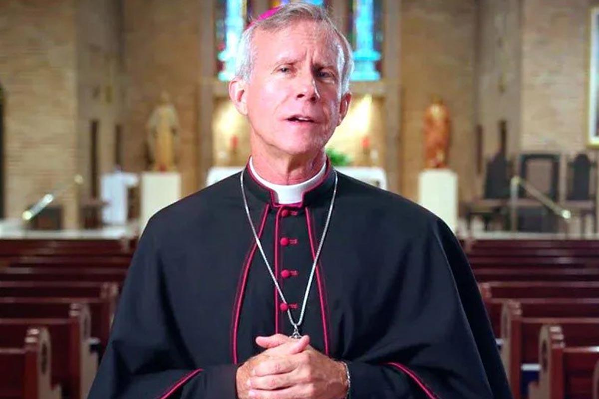 Papa Francisco releva al obispo Joseph Strickland tras criticarlo