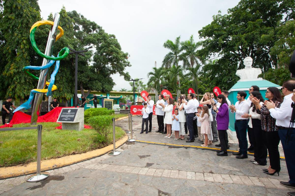 Pacer devela monumento en honor al talento y mano de obra hondureña
