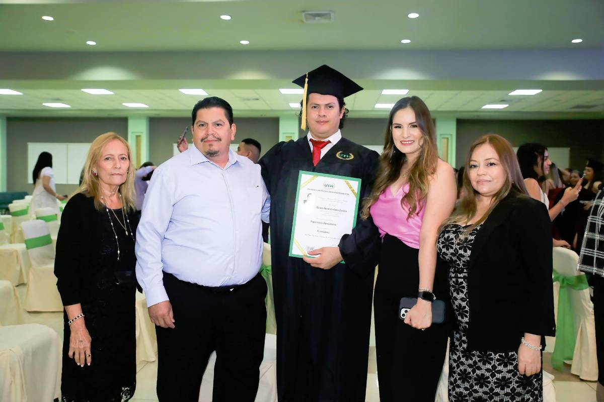 UTH gradúa a 170 nuevos profesionales