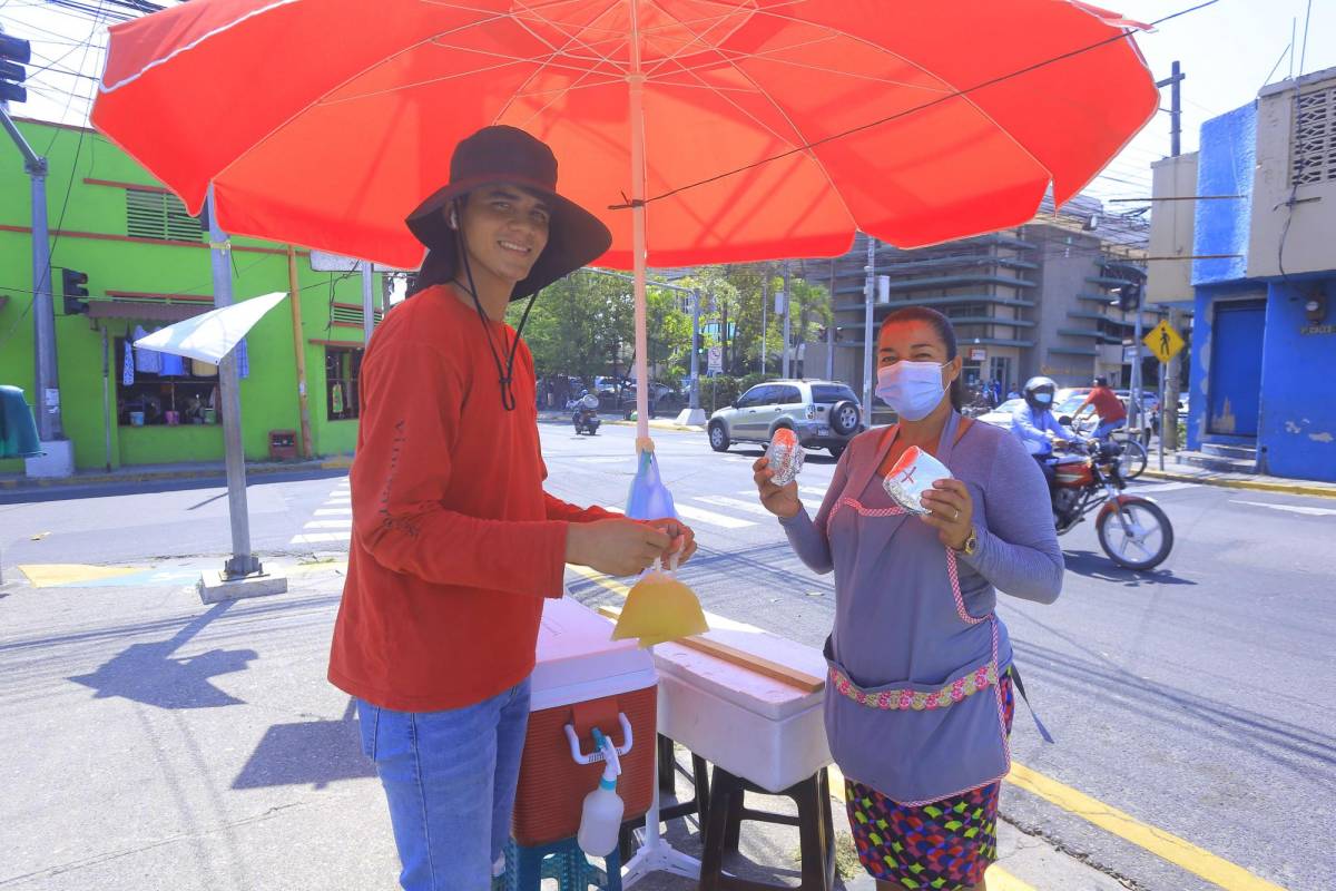 Corren a vender burritas a los conductores del centro de San Pedro Sula